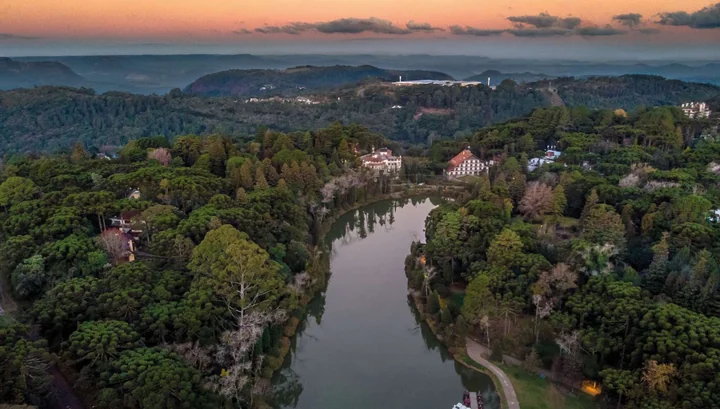 Fotografia aérea do Lago Negro cercado por vegetação, na apresentação do Riserva