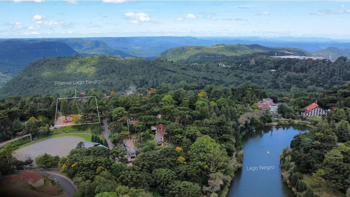 Vista aérea da apresentação com a área do Riserva assinalada à esquerda e o Lago Negro à direita
